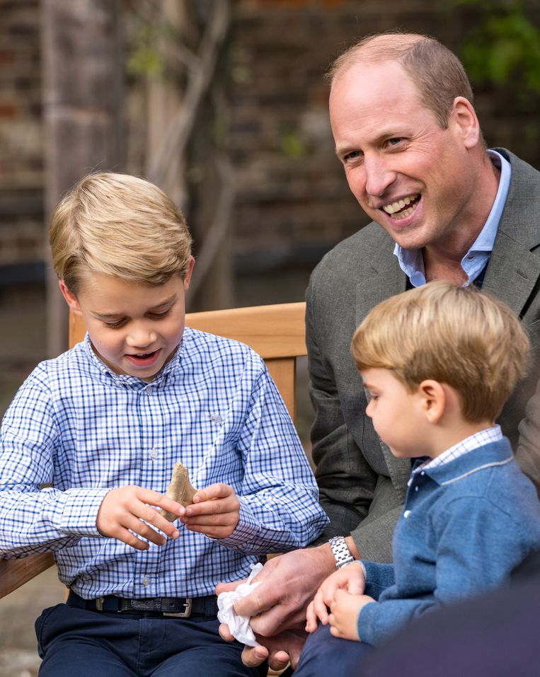 Prins William en z'n zonen George en Louis bewonderen een gigantische haaientand. 