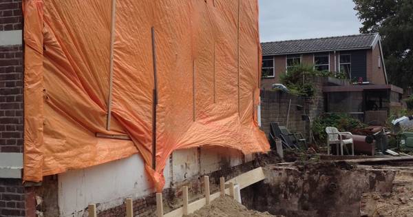 Buren afgebrand pand in Hoolstraat in Teteringen bouwen zelf muur