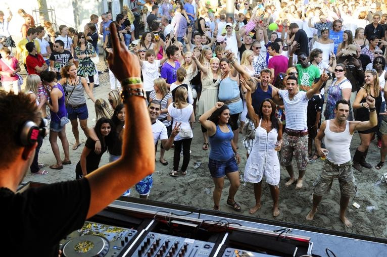 Zon, een drankje, bijpraten en veel muziek | Foto | bndestem.nl Zon, muziek en streekproducten | Foto | bndestem.nl