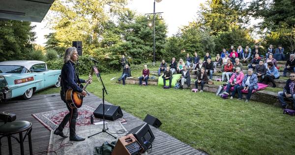 Erwin Nyhoff stuurt zijn Cadillac voor een concert naar De Pol in Diepenheim - Tubantia