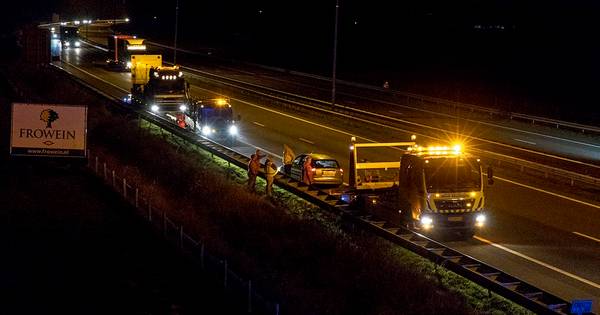 Bestuurder vlucht na botsing tussen drie auto's op A73