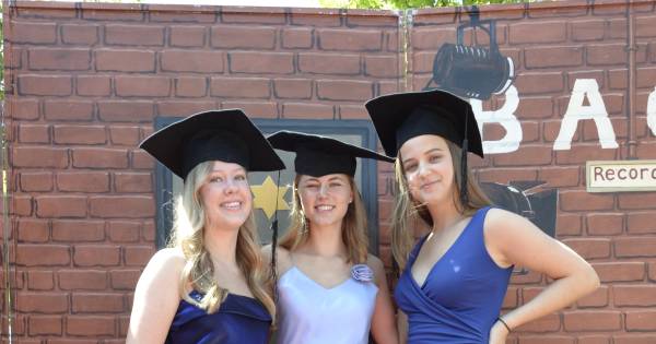 Geen gala? Toch een fotoshoot in galakleding in Udenhout Scholen pakken uit met alternatieve diploma uitreikingen