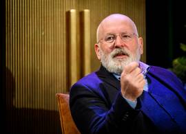 Kijkers zijn woedend om de fatshaming van Frans Timmermans: “Als hij een vrouw was, zou de wereld te klein zijn”