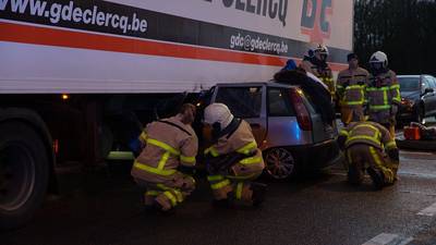 Auto boort zich in vrachtwagen