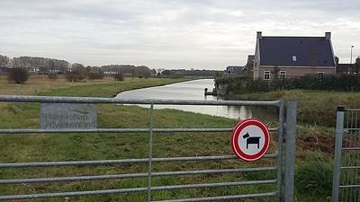 Woede over verbod voor honden op wandelpad langs water