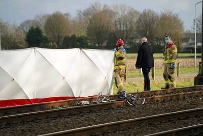 Fietser komt om door aanrijding met trein bij Groessen; treinverkeer tussen Arnhem en Zevenaar herva