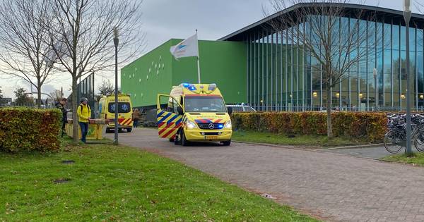 32 minuten lyn — Leerlingen van het VIA College aan de Flevoweg in Kampen zijn vanmorgen naar huis gestuurd na een ongeval op school. Wat er precies ... .
