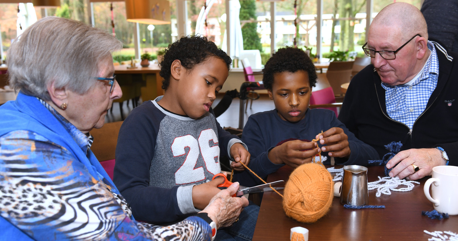 Wonderbaar Van knutselen tot muziek maken: ouderen en jongeren spelen samen GS-18