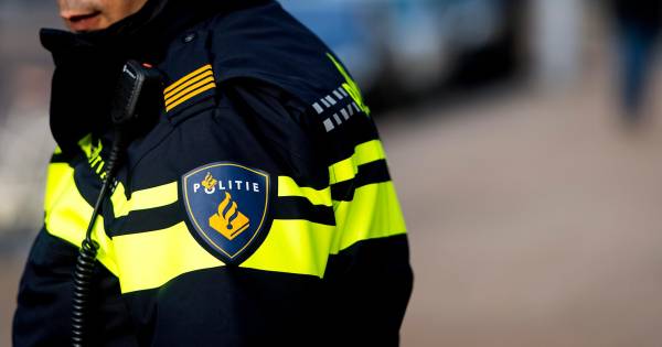 Vrouw spuugt mondvol bloed in gezicht agent | Binnenland - AD.nl
