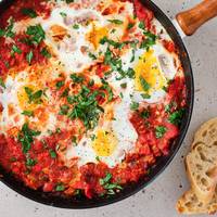 Er kan echt niets mislopen: deze pittige shakshuka smaakt altijd
