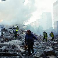 Grote aanval met drones en ballistische raketten op Kiev: zeker een dode en 29 gewonden