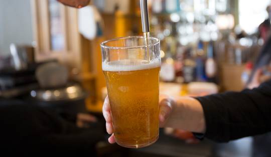 Britten halen uit naar ‘woke wetenschappers’ die formaat van hun geliefde pint in vraag stellen