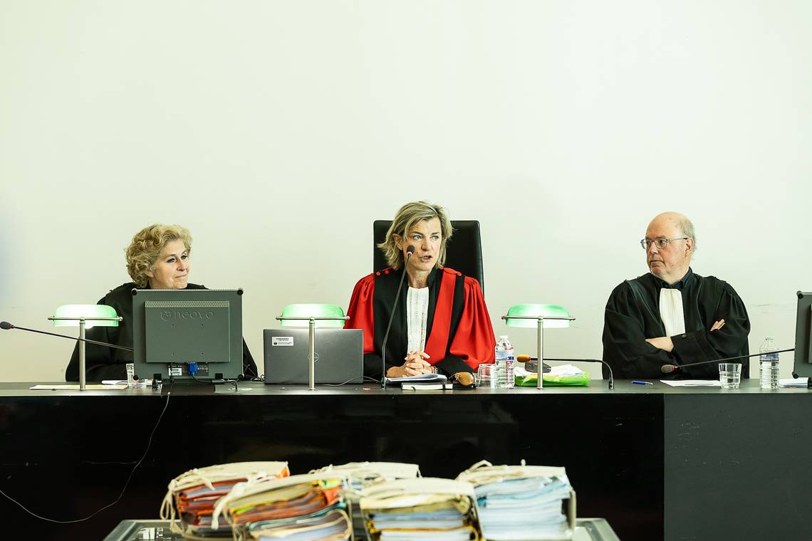 Mishandeld tot hij dood was: moeder en stiefvader beschuldigen elkaar op proces over Raul (9)