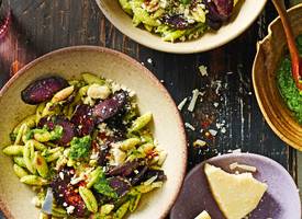 Gezond & zo klaar: pasta met boerenkoolpesto & paarse wortel
