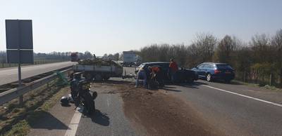 Gekantelde aanhanger met tuinafval zorgt voor oponthoud op A348 bij Ellecom