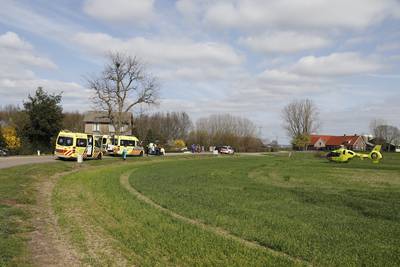 Motorrijder onderuit en gewond, traumaheli rukt uit