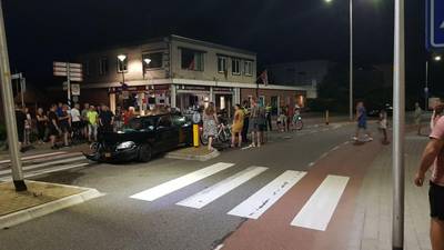 Auto knalt tegen lantaarnpaal, bestuurder vlucht te voet