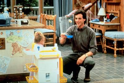 Full House-vader Bob Saget neemt het op voor Olsen-tweeling