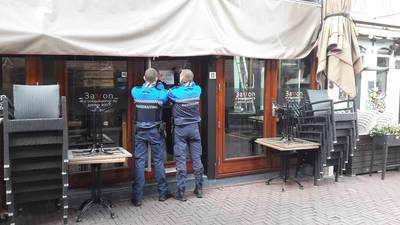 'Gesloten cafés Korenmarkt in Arnhem raken vergunning kwijt'