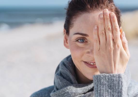 Janine (58) nam een ooglidcorrectie: Ik kon nauwelijks meer lezen of autorijden