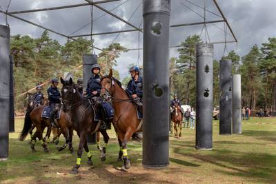 Besloten feestje voor paardenmeisjes en stoere militairen