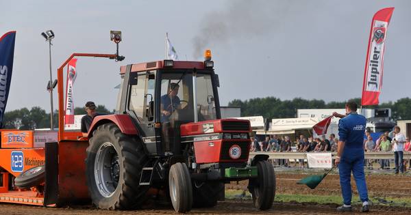 Feesttent met bands terug bij tractorpulling in Bakel