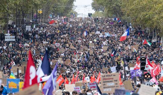 Parijs protesteert opnieuw massaal, maar dit keer vreedzaam: waarom de angst voor een ‘politiestaat’ blijft groeien