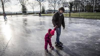 'Op veel plaatsen in Nederland ligt dinsdag een schitterende ijsvloer'
