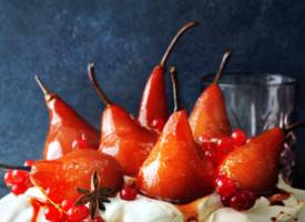Peren pavlova met hangop & rode bessen