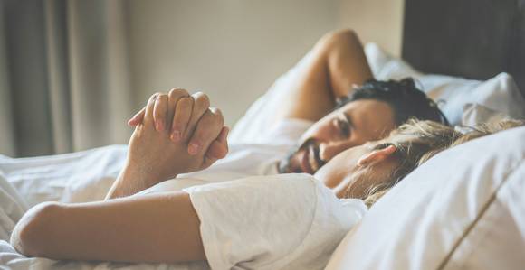 Menopauze uitstellen? Dat kan door regelmatig tussen de lakens te duiken