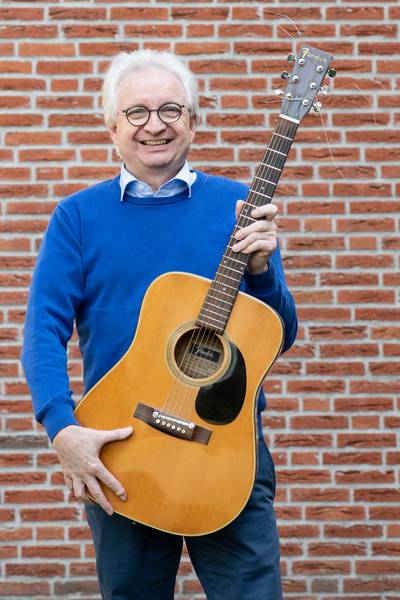 De burgemeester van Mook en Middelaar houdt van bankhangen