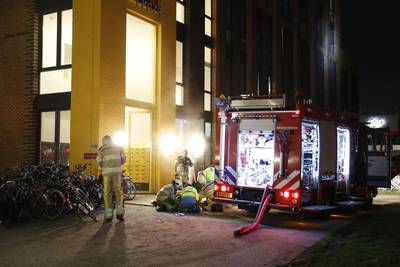 Zwaargewonde man gered uit brandende flat in Zwolle: 'Dit is wel iets van een heldendaad'
