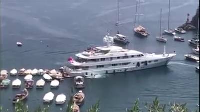 Peperduur jacht beukt tegen andere boten in haven