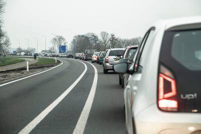 Kilometers file bij Duitse grens door vuurwerkkopers en controles