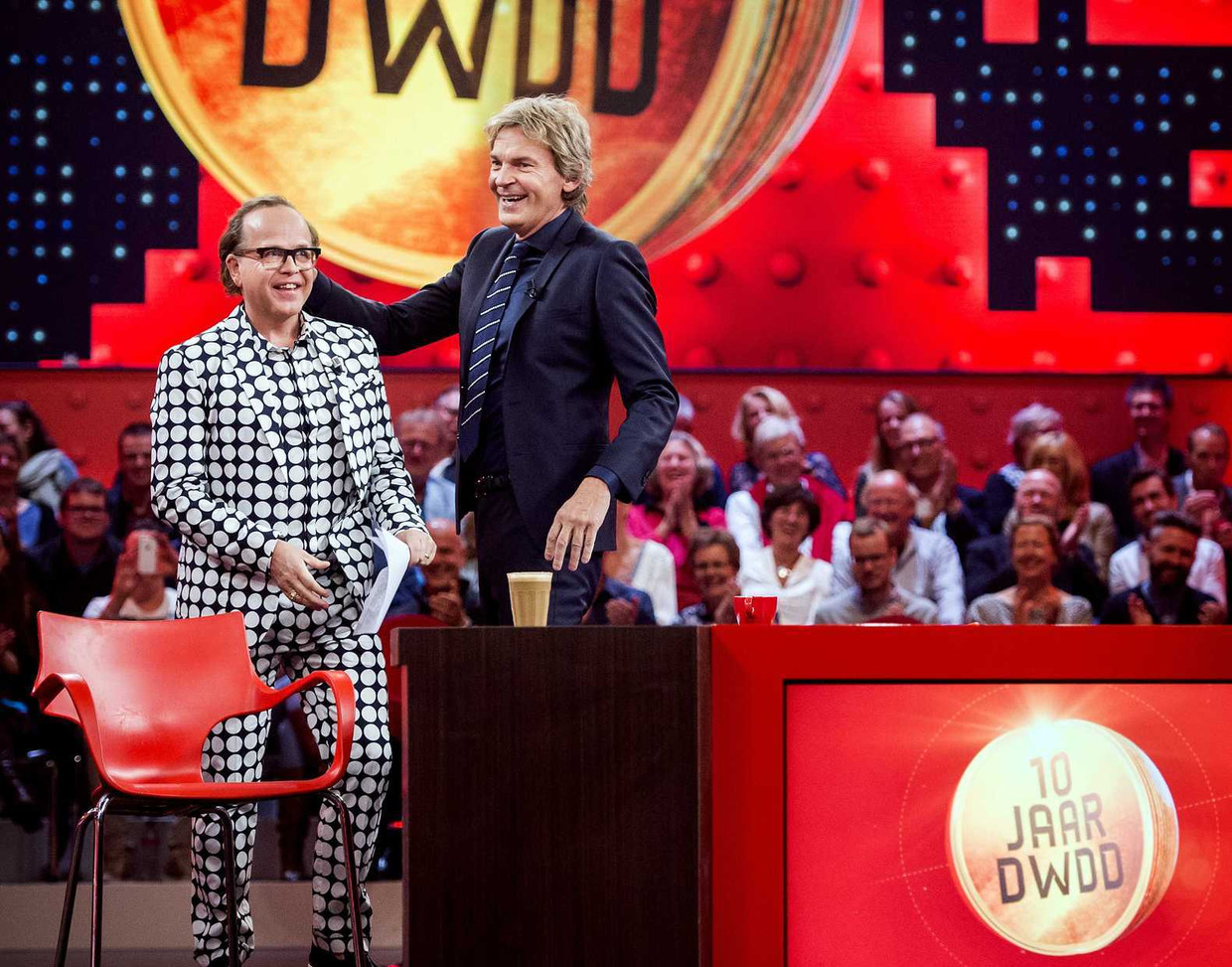 'De wereld draait door' de talkshow die maakt en kraakt De