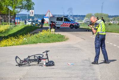 Wielrenner en motorrijder gewond door botsing op dijk in Heteren