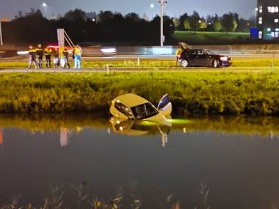 File op A12 bij Veenendaal nadat auto in het water belandt