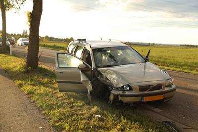 Auto botst tegen boom in Groessen, bestuurder niet gewond