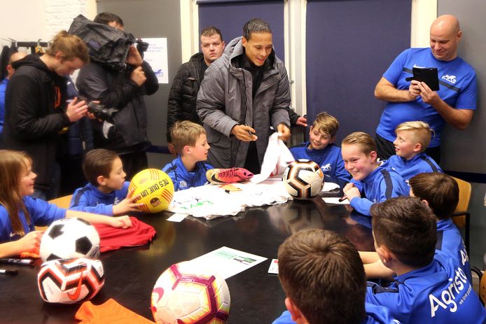 Mystery Guest Virgil Van Dijk Zorgt Voor Gekte Bij Sv Reeshof Tilburg E O Bd Nl