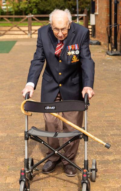 Un vétéran britannique, 99 ans, collecte plus d'un million pour les soignants