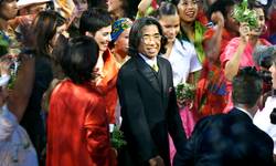 Kenzo Takada: de rebel die de Parijse mode op zijn kop zette. “Iedereen die vandaag kleur en humor in zijn ontwerpen steekt, is schatplichtig aan hem” 