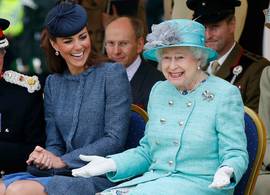 Déze foto’s laten zien hoe de Queen de kledingkeuze van Kate beïnvloedt