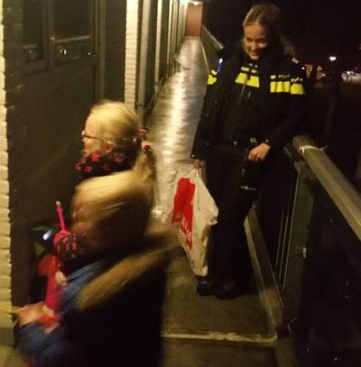 Agenten lopen met kinderen Sint-Maarten nadat opa plotseling overlijdt