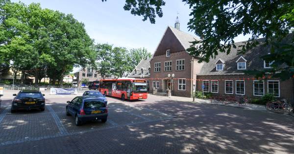 Voormalig gemeentehuis Weerselo staat weer te koop