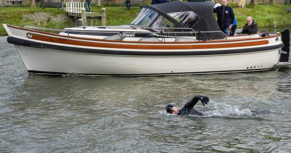 Van der Weijden zwemt twee keer IJsselmeer over: 'trainingstochtje' goed verlopen - AD.nl