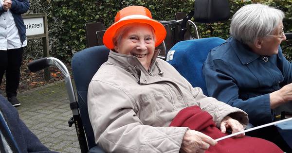 146 Groene petten voor 146 bevrijders van Den Bosch | Den Bosch, Vught - BD.nl