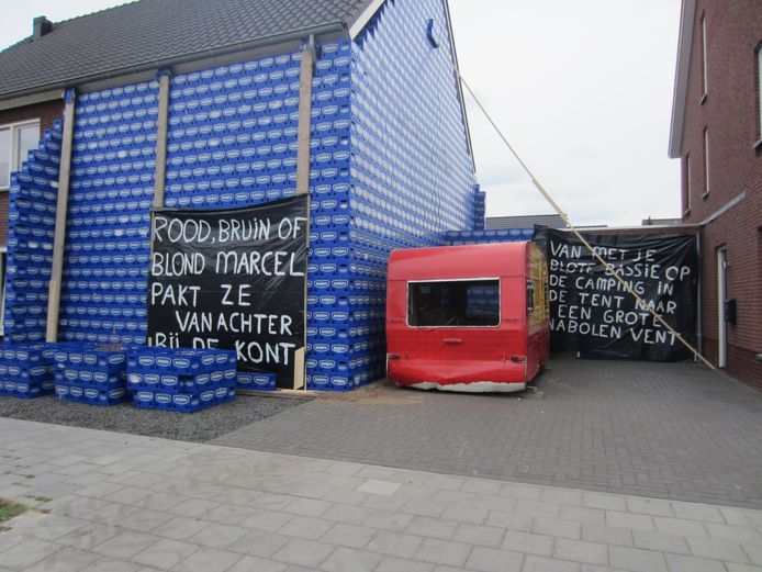 Hedendaags Bier hier! Huis van getrouwd stel verstopt onder 2000 bierkratjes CS-54