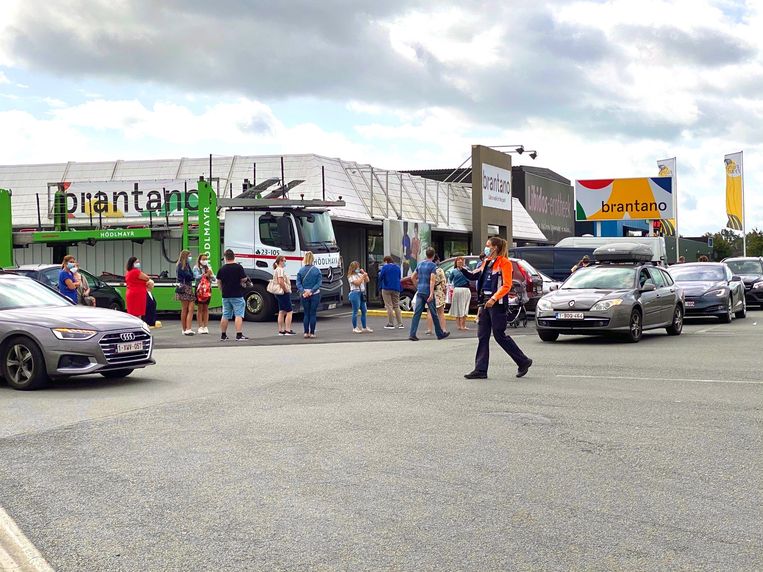 Het is bijzonder druk aan Brantano Oostkamp.