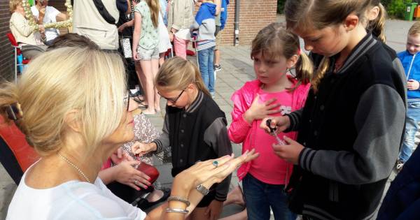 Leraren krijgen gelakte nagels, gebak en worden toegezongen - De Gelderlander