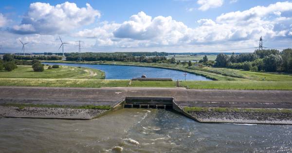 Hier loopt een zwembad zoet water per minuut in zee, terwijl boeren even verderop gebukt gaan onder 